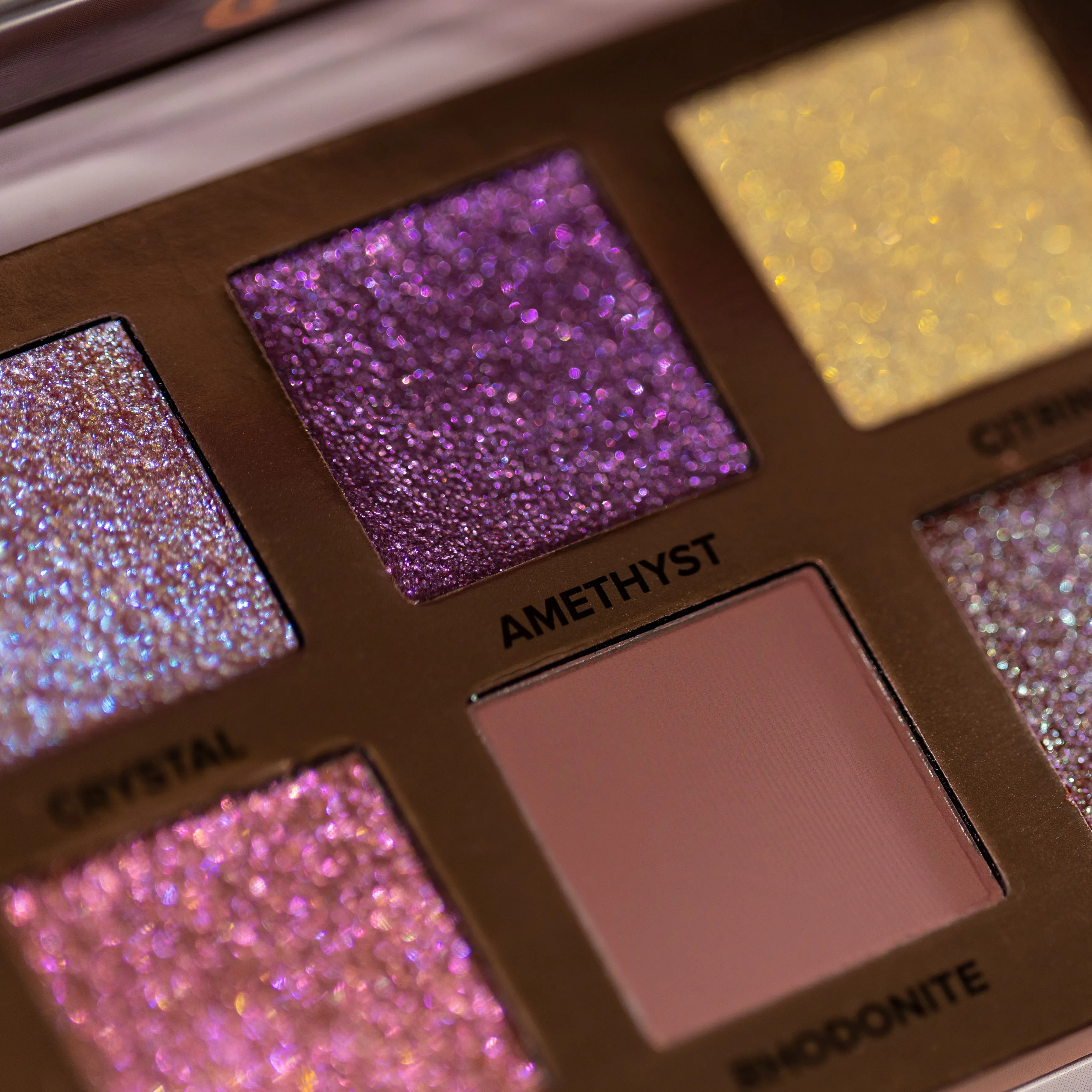 Whats Up Beauty - Geodes Eyeshadow Palette